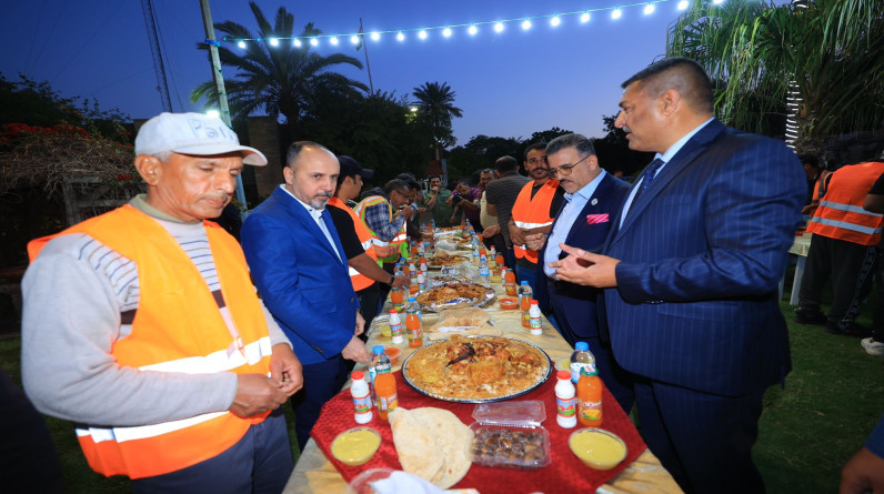 امين بغداد يشارك عمال النظافة مأدبة إفطار رمضانية ويكرمهم بدرع العراق